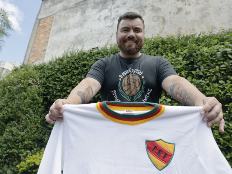 Leonardo Ramos comanda O Mundo Retrô, loja online que produz réplicas de camisetas antigas Foto: TÂNIA MEINERZ/JC