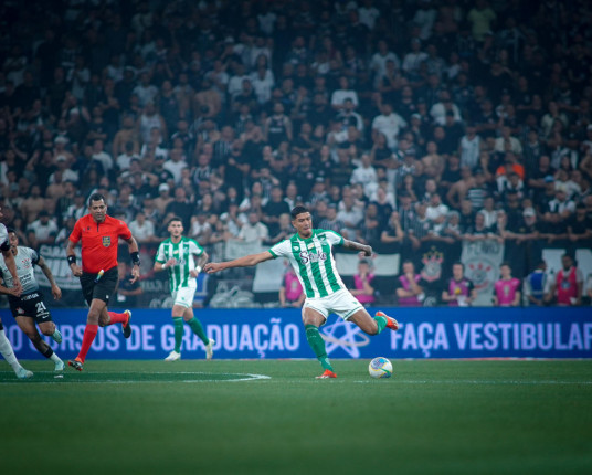 Às vésperas do retorno, Grêmio anuncia acordo com o lateral João Lucas