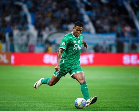 Grêmio fecha acordo para a contratação do lateral-direito João Lucas