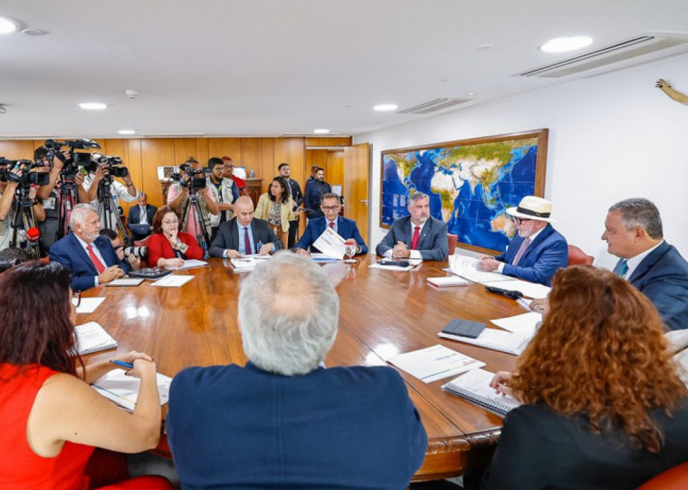 Presidente Lula durante reunião com ministros e representantes da Caixa Econômica Federal no Palácio do Planalto