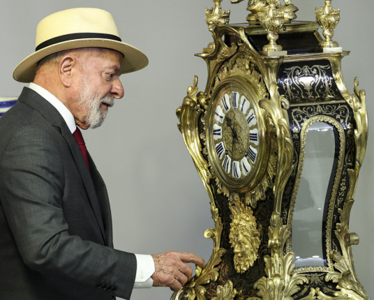 Lula faz sequência de eventos sobre 8/1 e apresenta relógio restaurado de Dom João VI