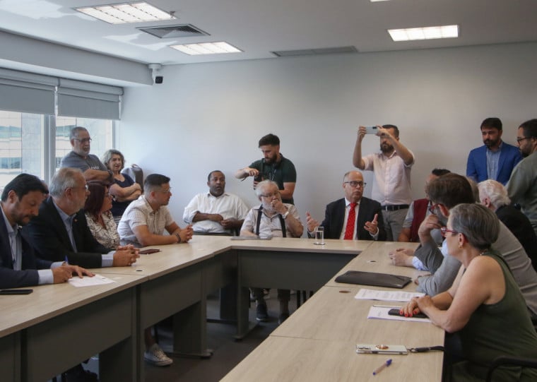 Sete partidos políticos e trezes associações da sociedade civil assinaram o documento 