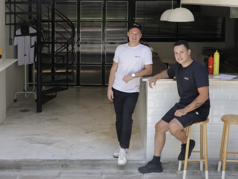 Lucho Burger se prop&otilde;e a produzir lanches que seguem a t&eacute;cnica original utilizada em pa&iacute;ses estrangeiros Foto: T&Acirc;NIA MEINERZ/JC