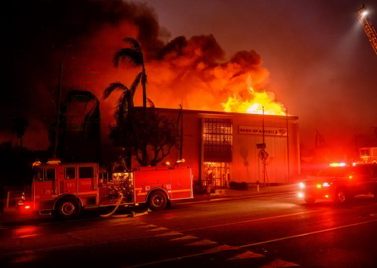 Cerca de 100 mil pessoas tiveram de deixar suas casas e o fogo avança para o centro de Los Angeles