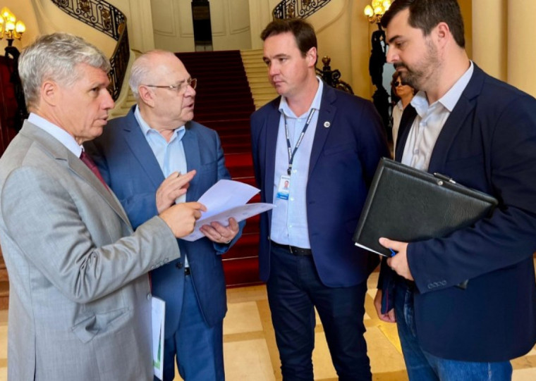 Titular da SDR, Vilson Covatti (2º da esquerda para a direita), entregou documento ao ministro Paulo Teixeira (E)