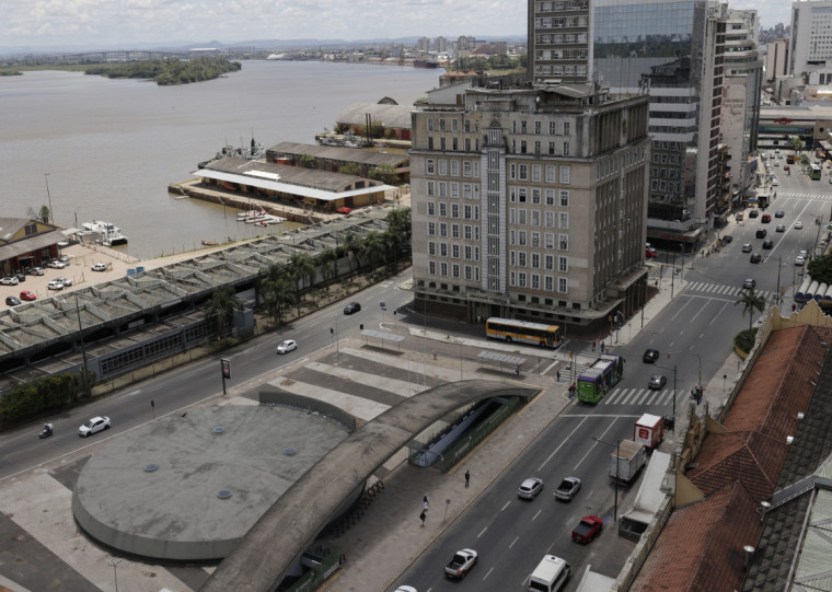 Equipes do Departamento Municipal de Água e Esgotos (Dmae) realizem a manutenção preventiva de uma rede de esgoto pluvial no local