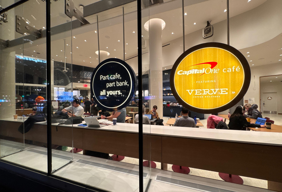 Na fachada, o Capital One avisa ao p&uacute;blico: "Parte caf&eacute;, parte banco, totalmente seu" | PATR&Iacute;CIA COMUNELLO/ESPECIAL/JC