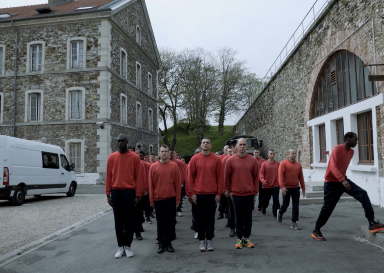 Em cinco episódios, Na Guerra dos Outros conta a história de três brasileiros que se voluntariam para servir na Legião Estrangeira Francesa