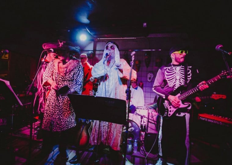 O projeto, que surgiu há mais de 20 anos no icônico Garagem Hermética, promete trazer o espírito autêntico e o groove inconfundível do funk para o palco do Grezz