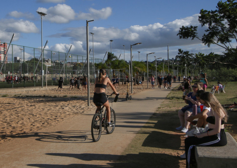 Em Porto Alegre ser&aacute; um t&iacute;pico dia de ver&atilde;o, com previs&atilde;o de sol, calor e pancadas de chuva