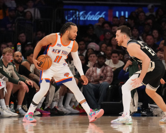 Brunson tem atuação inspirada e comanda New York Knicks em vitória sobre Milwaukee Bucks na NBA