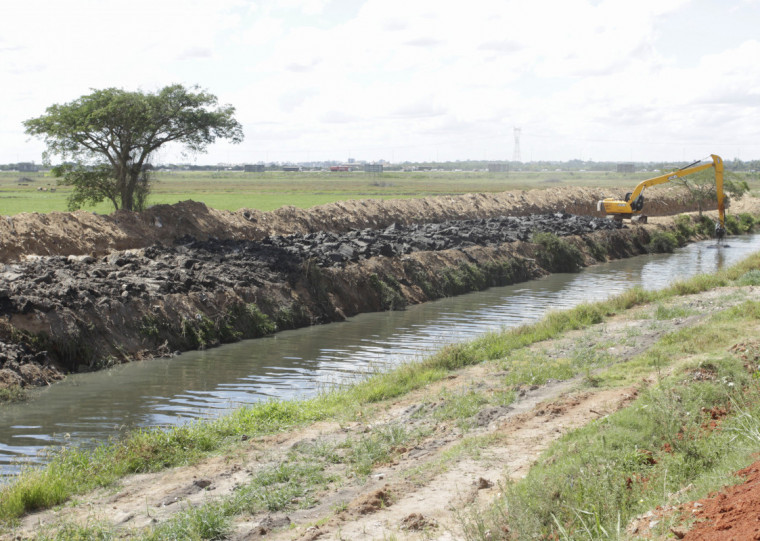 Prefeitura diz que rio Gravataí está vazando pela parte inferior do dique na tarde desta quarta-feira (25)