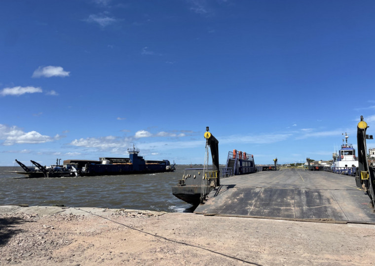 Balsas e lanchas são utilizadas para a ligação entre as duas cidades