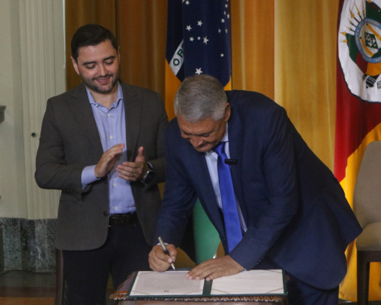 Adolfo Brito (PP) assume o governo do Estado interinamente