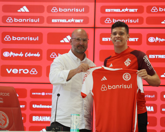 Volante Ronaldo é apresentado pelo Inter antes de amistoso com o México