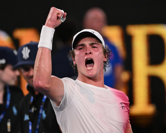 João Fonseca vence número 9 do mundo em estreia em Grand Slam e vai à 2ª rodada na Austrália