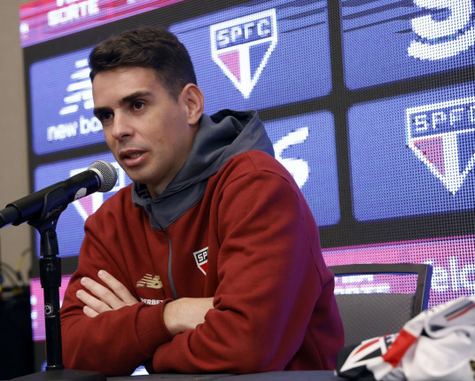 Oscar é apresentado pelo São Paulo e nega mágoa após saída conturbada
