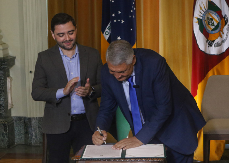 A transmissão do cargo foi conduzida pelo vice-governador Gabriel Souza