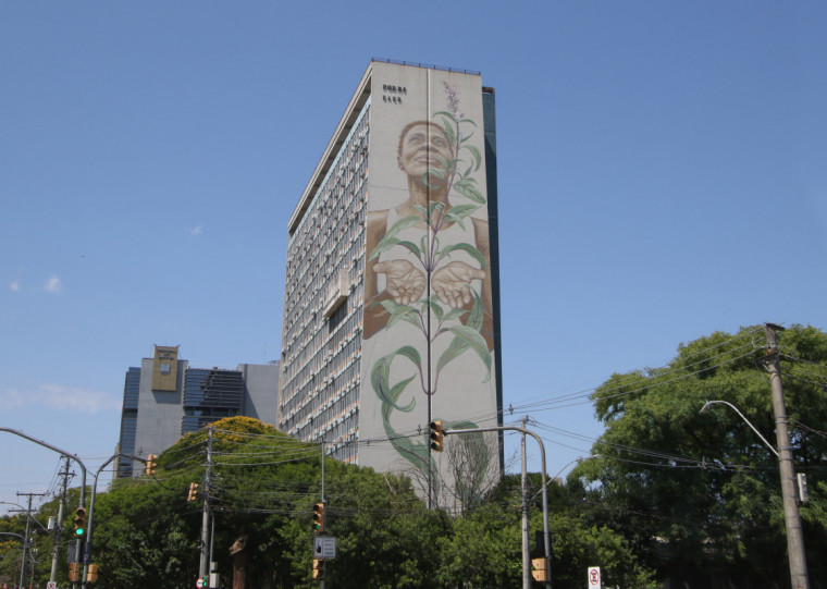 A pintura foi assinada pelos artistas Mona Caron e Mauro Neri e concluída em janeiro de 2022