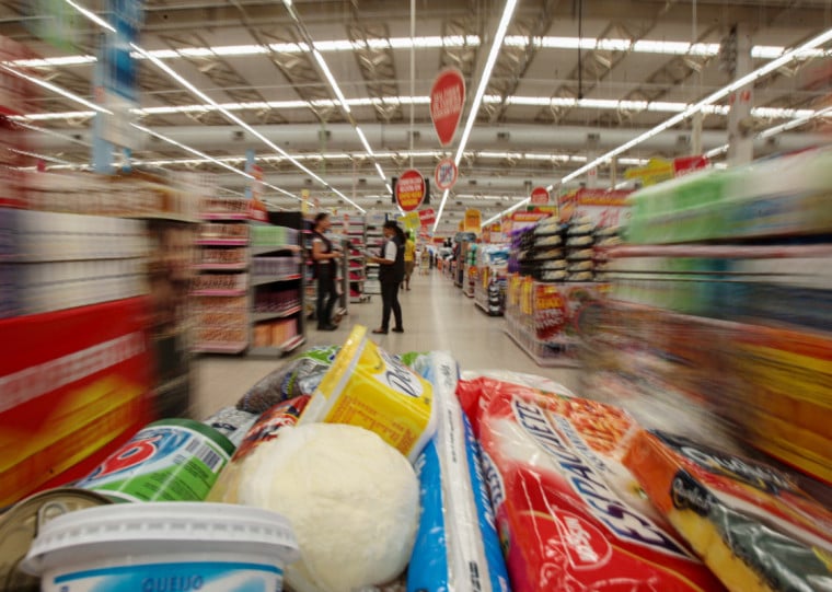 Segundo dados da pesquisa, em fevereiro de 2026, o trabalhador de Porto Alegre remunerado pelo salário mínimo de R$ 1.621,00 precisou trabalhar 106 horas e 47 minutos para adquirir a cesta básica