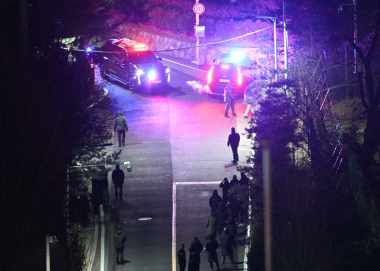 Apoiadores do político barraram a entrada das forças de segurança à residência oficial do presidente e tentam impedir a prisão