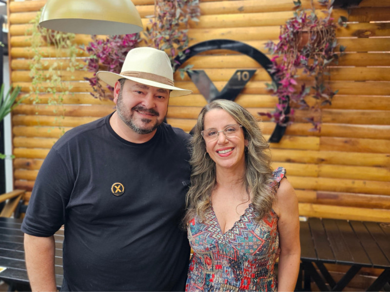 Régis e Luciane comandam o Xna10, na rua Tupinambá, nº 300 Foto: NATHAN LEMOS/JC