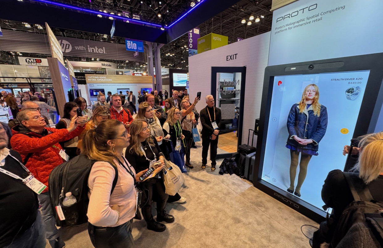 Comitiva gaúcha foi atraída pela Proto, solução com uso de IA que a Amazon levará a pontos de venda | PATRÍCIA COMUNELLO/ESPECIAL/JC