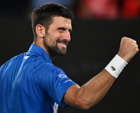 Djokovic avança no Aberto da Austrália e quebra recorde de Federer