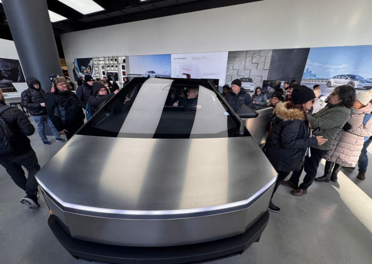 Modelo &eacute; &uacute;nica atra&ccedil;&atilde;o no showroom da marca de carros el&eacute;tricos 