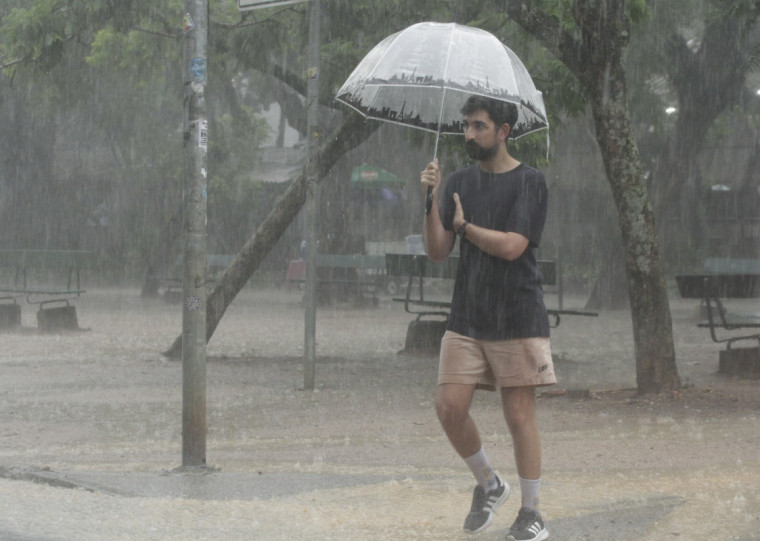 Pedras de gelo atingiram diferentes pontos do Centro Histórico e da Cidade Baixa