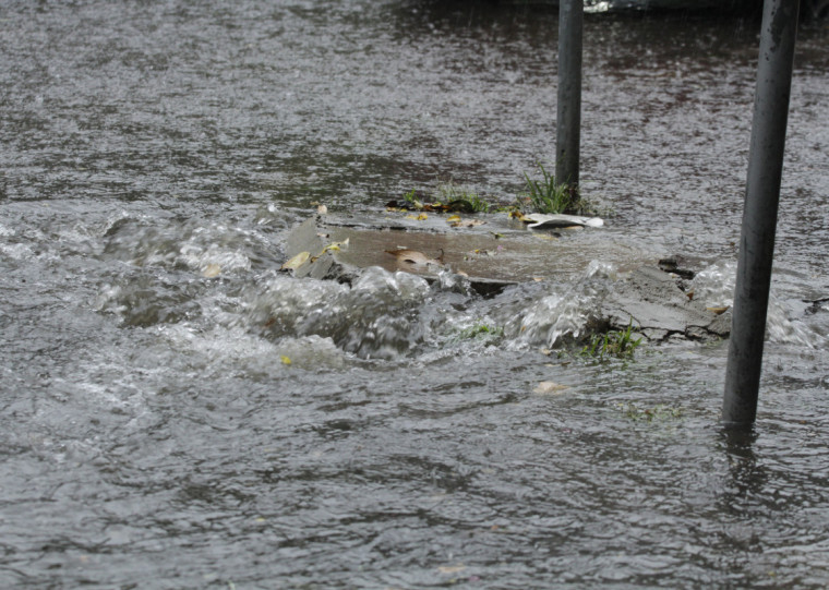 De acordo com testemunha, a idosa foi arrastada pela força da água até um buraco junto à via, local onde foi encontrada já sem vida