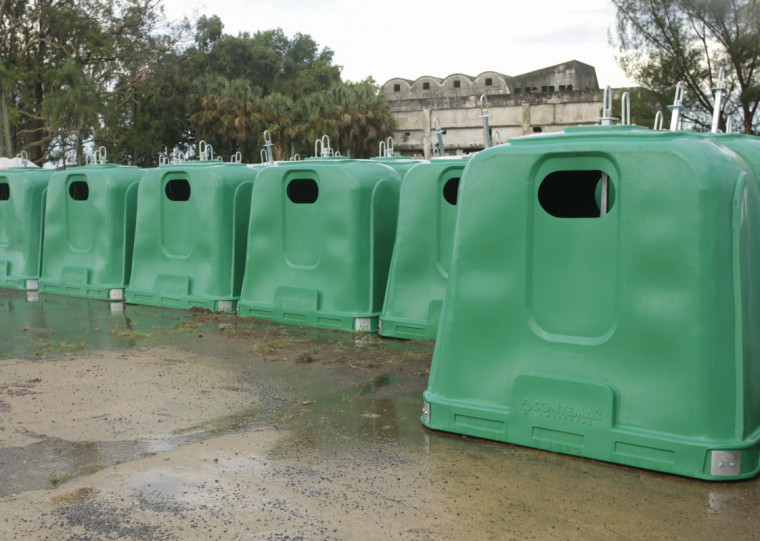 Equipamentos estão passando por adesivagem