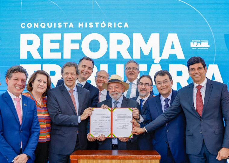 Cerimônia marcou a regulamentação do novo sistema tributário 