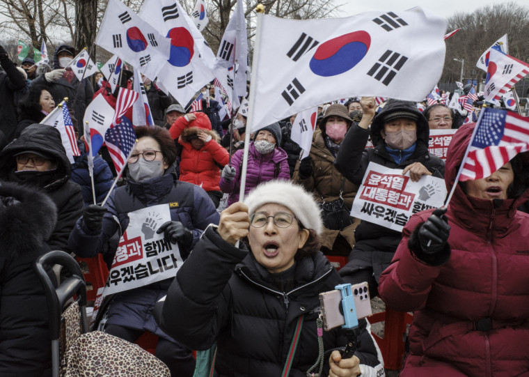 Apoiadores de Yoon foram protestar na frente do Centro de Deten&ccedil;&atilde;o de Seul