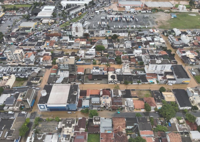 Cidade de Balneário Camboriú decretou estado de emergência após as chuvas