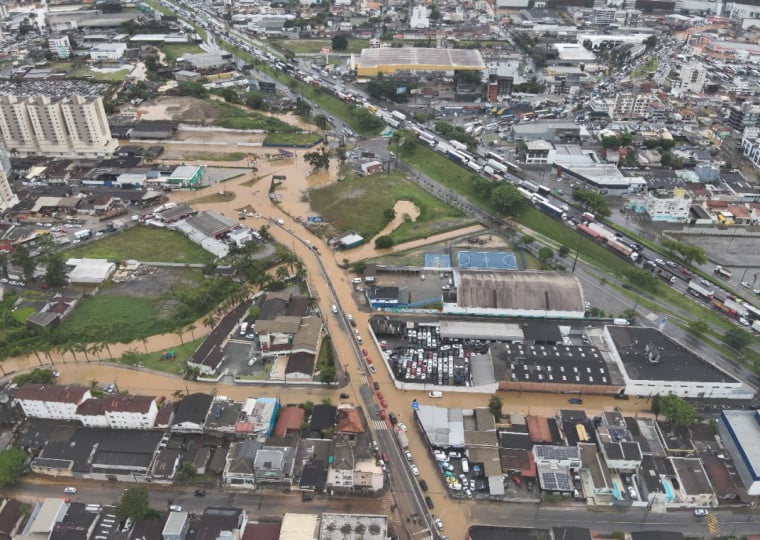 No momento as principais avenidas da cidade estão interditadas