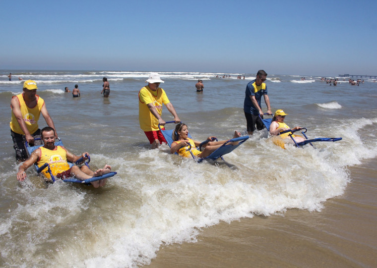 Espaços do Sesc/RS terão atividades como surf adaptado, vôlei sentado e circuito sensorial nas praias de Tramandaí, Torres, Laranjal e Cassino