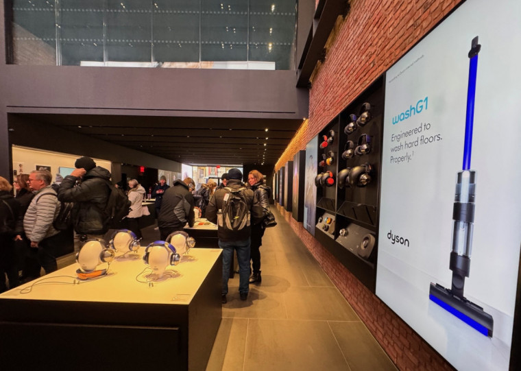 Dayson, que vende de aspirador de pó a secador, revitalizou prédio e usa muitas telas em seu espaço