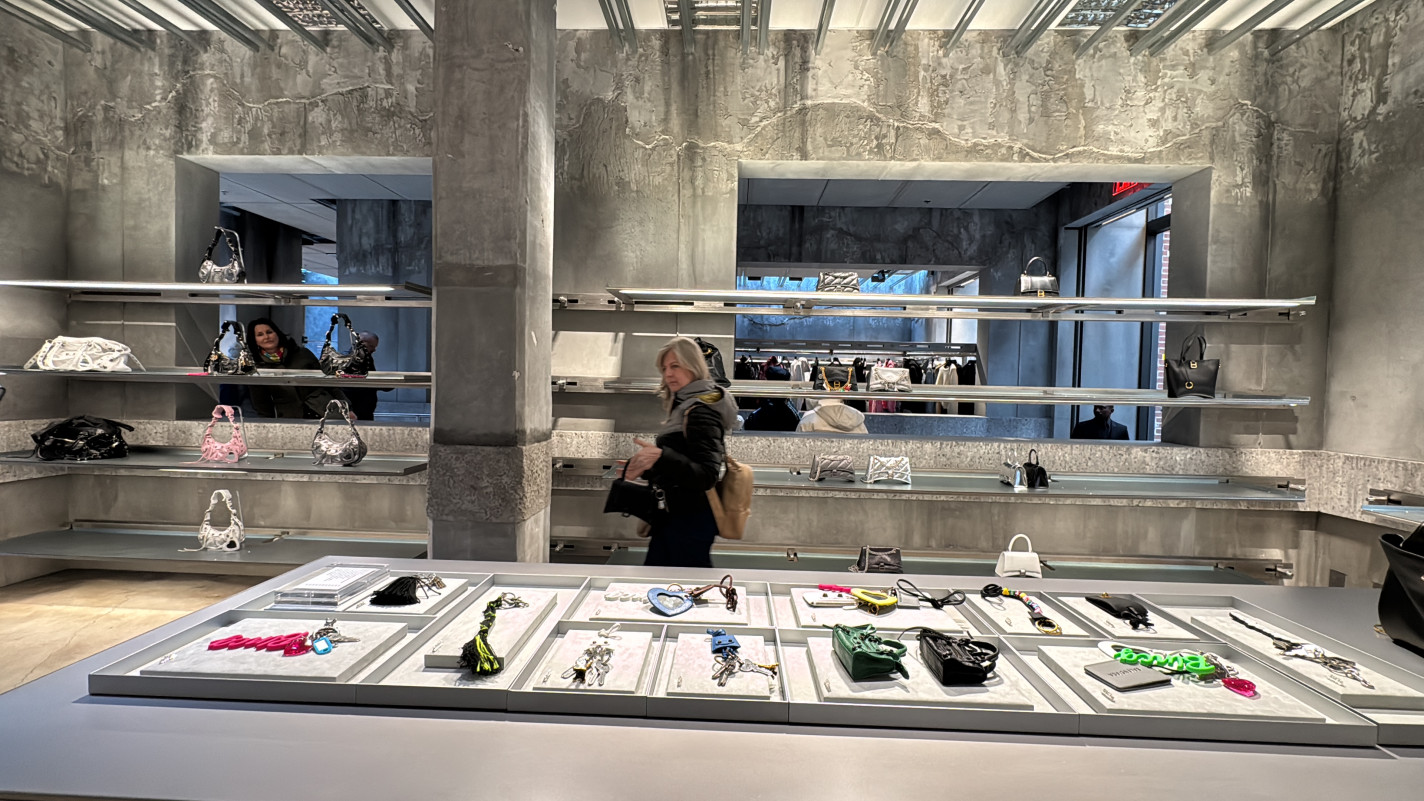 Flagship da Balenciaga foi montada em antigo pr&eacute;dio, conserva caracter&iacute;sticas r&uacute;sticas e evidencia produtos | PATR&Iacute;CIA COMUNELLO/ESPECIAL/JC