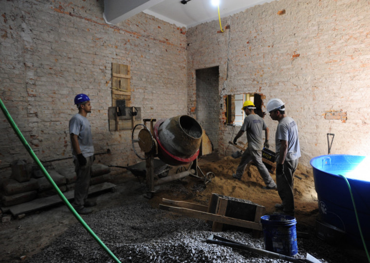 Concretagem da escada e ligações de água e esgoto estão sendo feitas