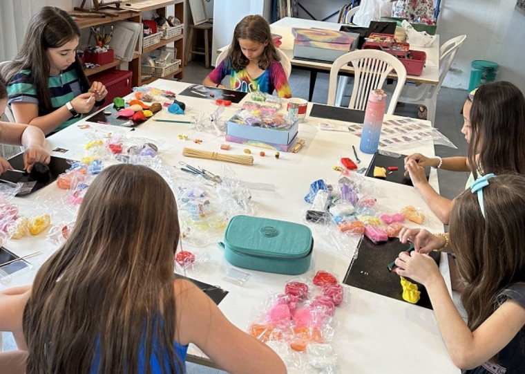 Oficinas de aquarela e pintura e de miniaturas em biscuit estão com inscrições abertas