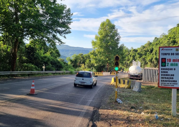 Em Picada Café, sinaleira foi instalada para organizar o trânsito