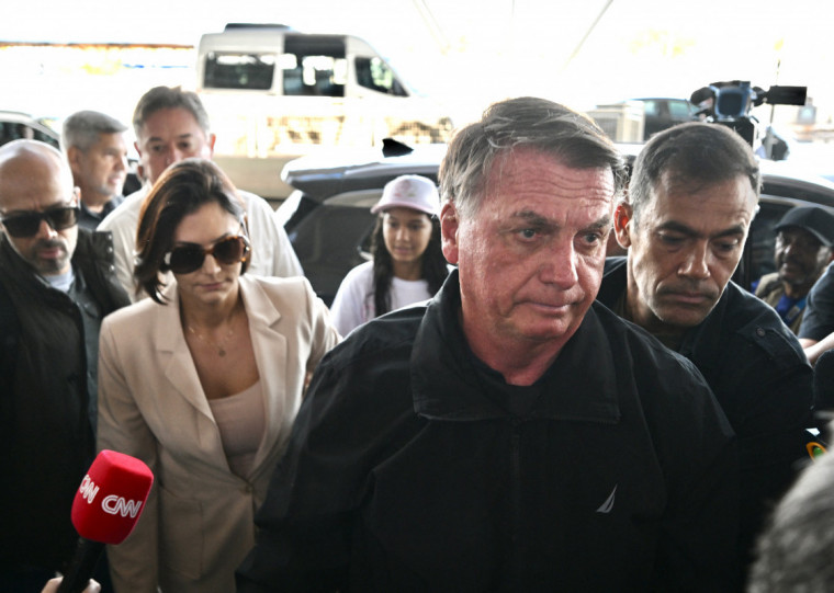 Ex-presidente disse estar constrangido por não poder ir ao evento