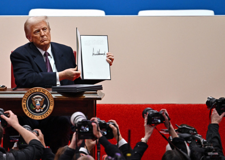 Trump assinou as ordens diante de milhares de apoiadores no ginásio Capital One Arena, em Washinton