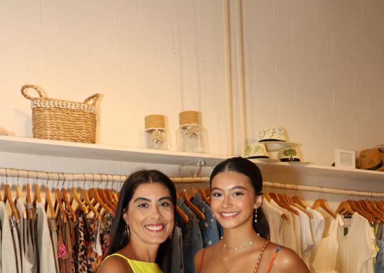 Rafaela e Isabela Erdmann Malgarin conferiram os lançamentos praianos da L'Arrivée Plage 