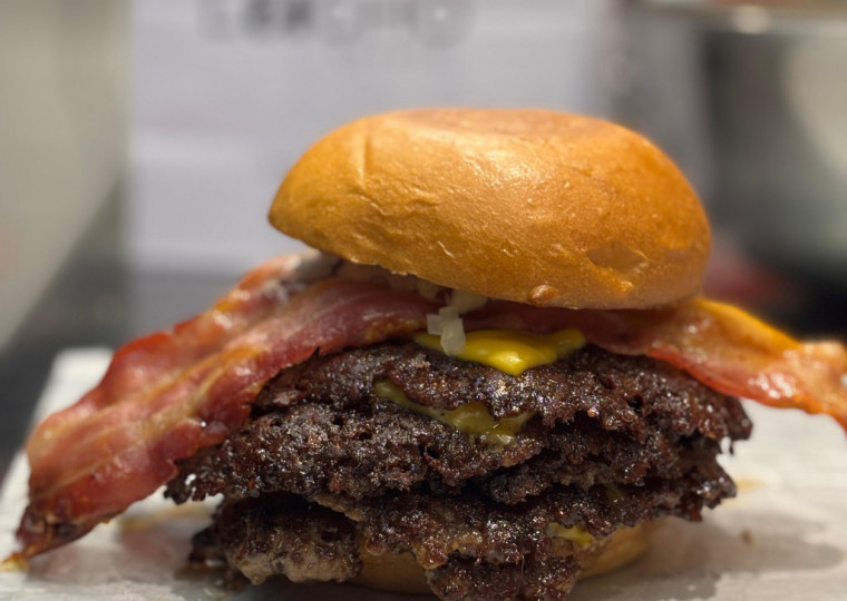 Cardápio conta com opções bovinas, de cordeiro e também frango