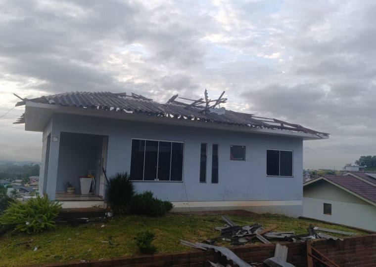 Temporal no domingo (19) destelhou casas em Arroio do Meio 