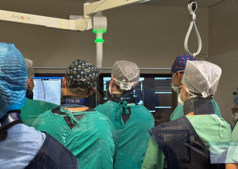 Cirurgia ocorreu na semana passada e teve a presença de médicos dos EUA e do Canadá