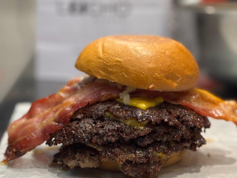 De acordo com os empreendedores, O Lucho oferece uma solução ágil, descomplicada, com um hambúrguer que fica pronto em um minuto Foto: LUCHOBURGER/DIVULGAÇÃO/JC