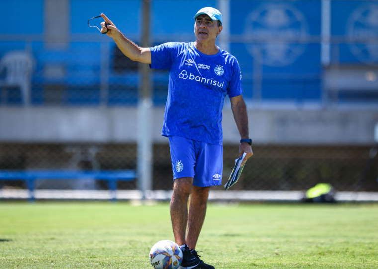 Será a primeira partida de Gustavo Quinteros à frente do Grêmio